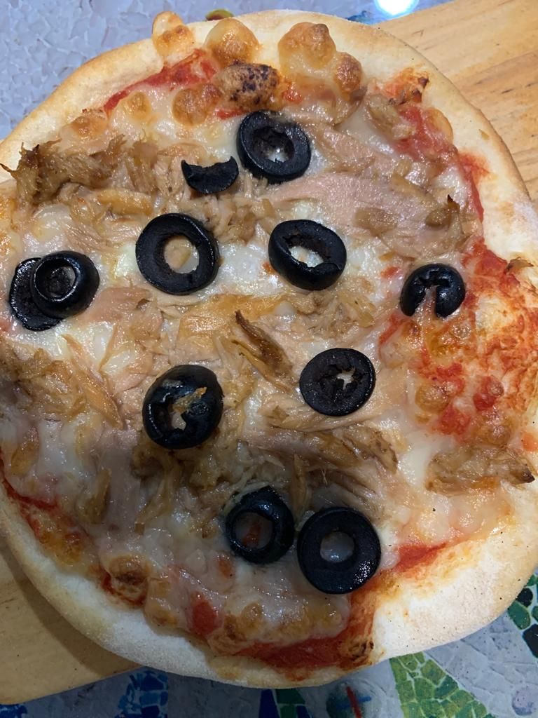 Pizza de atún con olivas negras