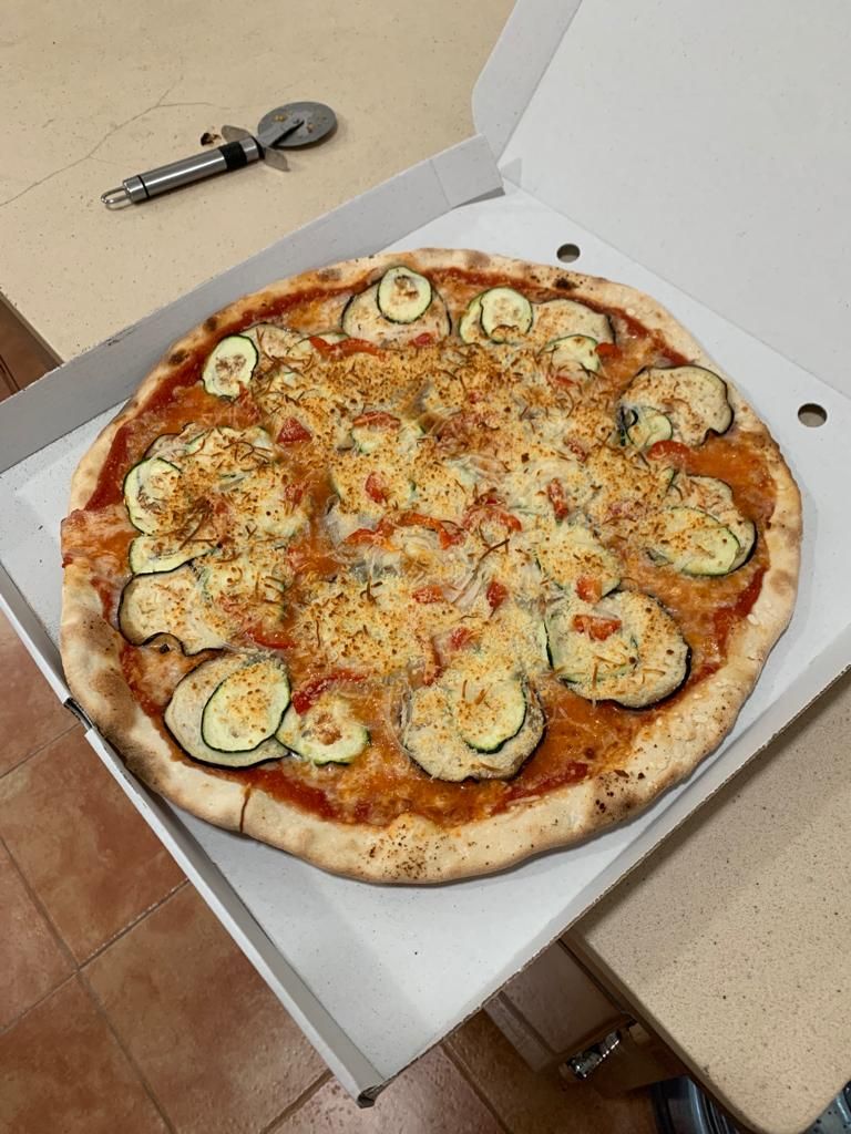 Pizza de berenjena y calabacín en su caja